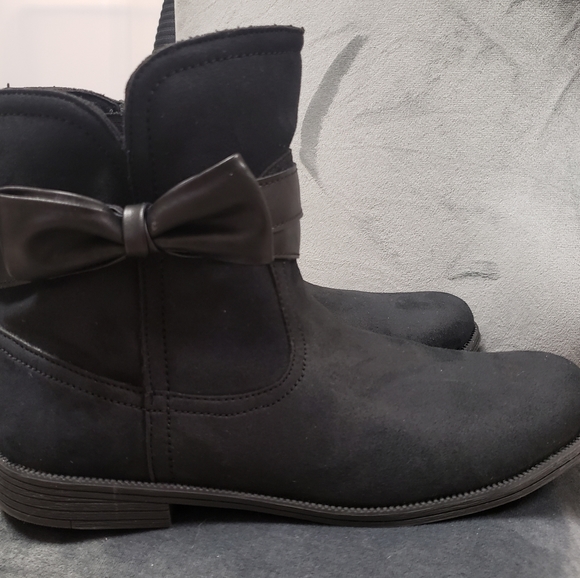UGG black boots with bow size 8 - Picture 2 of 6